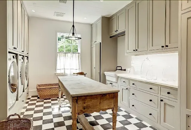 Post by Houston Carpenter | Enrique Laurent | Custom Cabinets